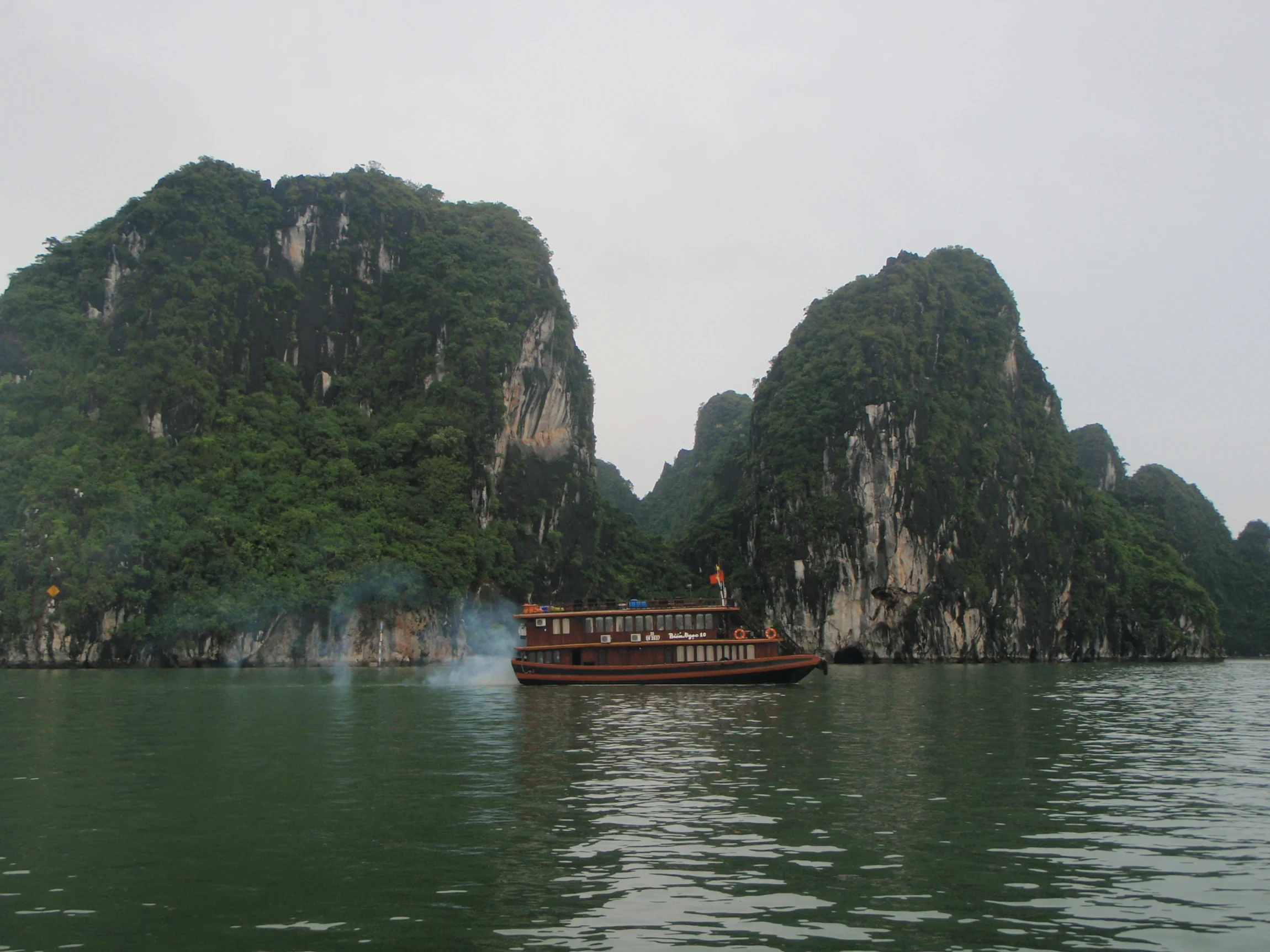 Vápencové skaly a výletná loď – Halong Bay, Vietnam