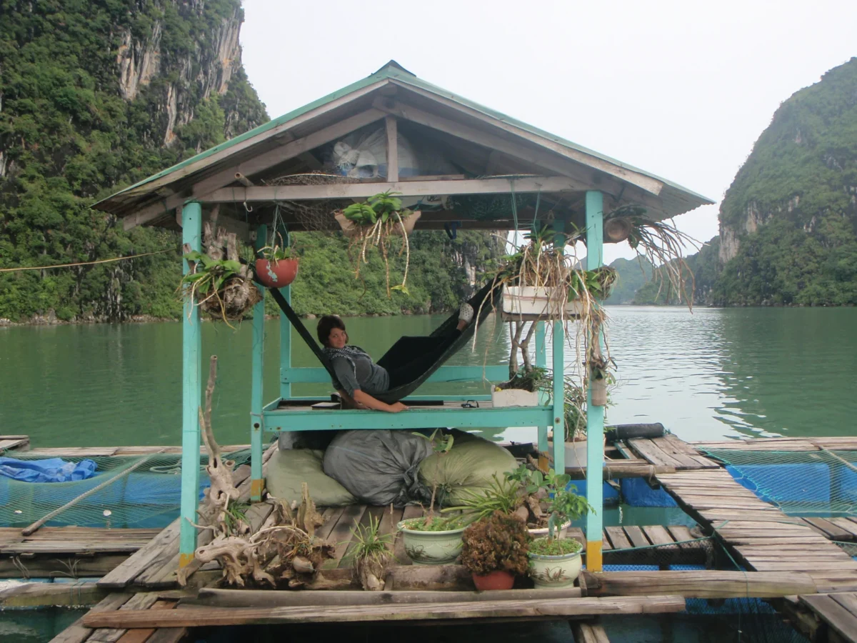 Oddych v hojdacej sieti nad vodou – Halong Bay
