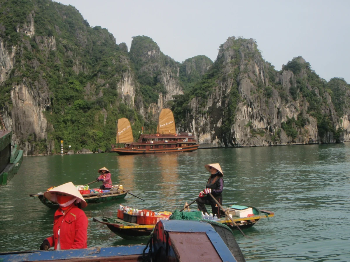 Loďky miestnych predavačov – Halong Bay, Vietnam