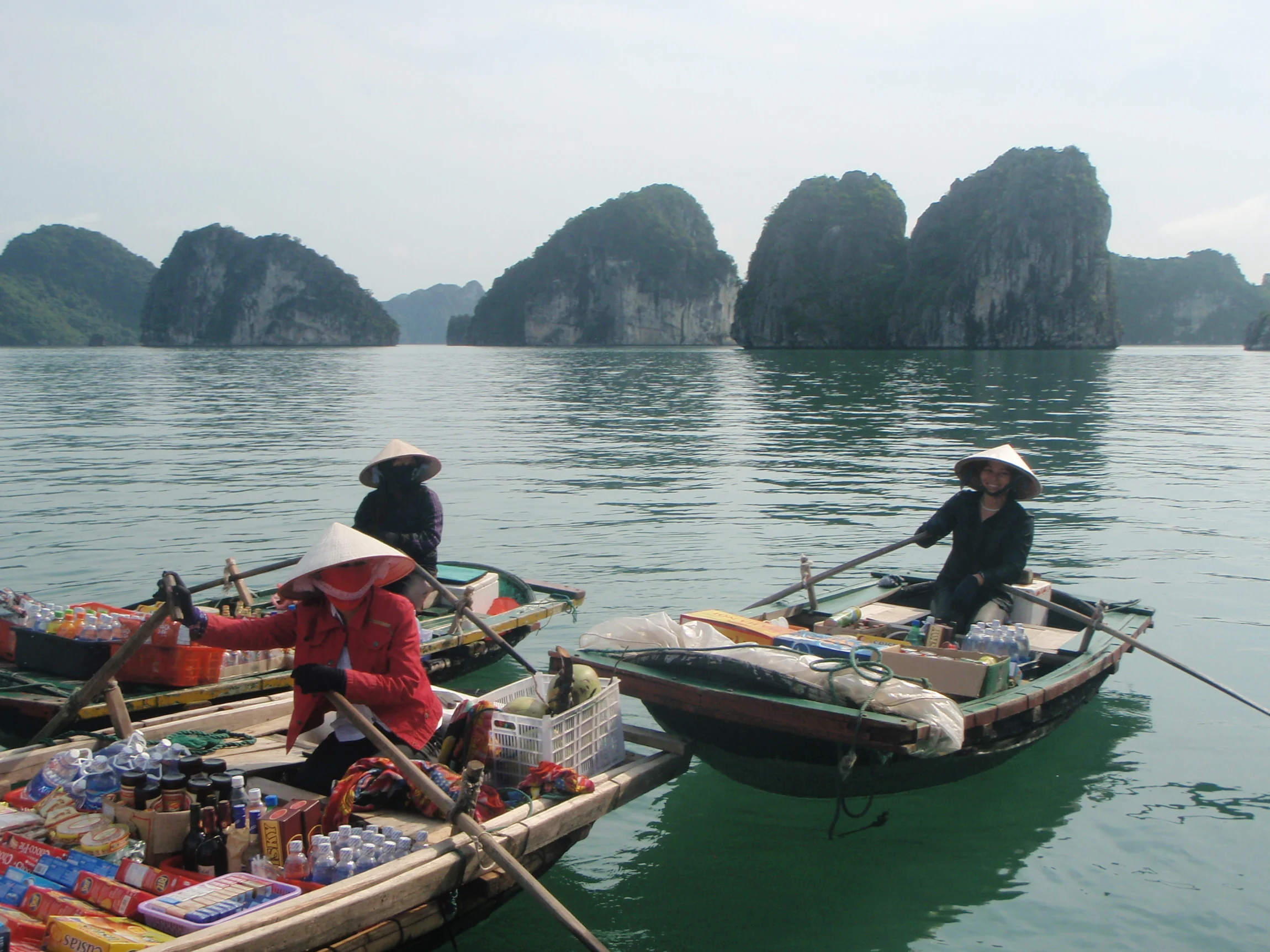 Loďky s predavačmi – Halong Bay, Vietnam