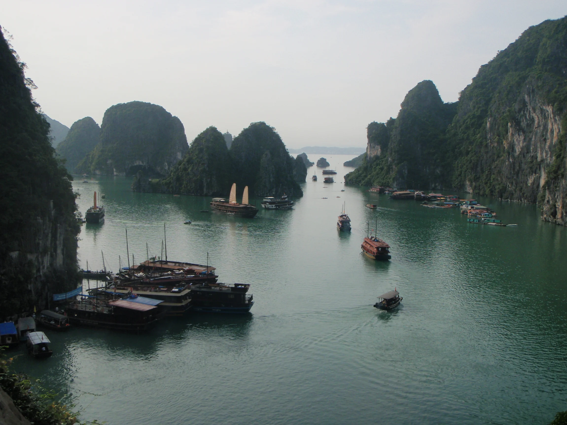 Flotila lodí v zátoke – Halong Bay, Vietnam