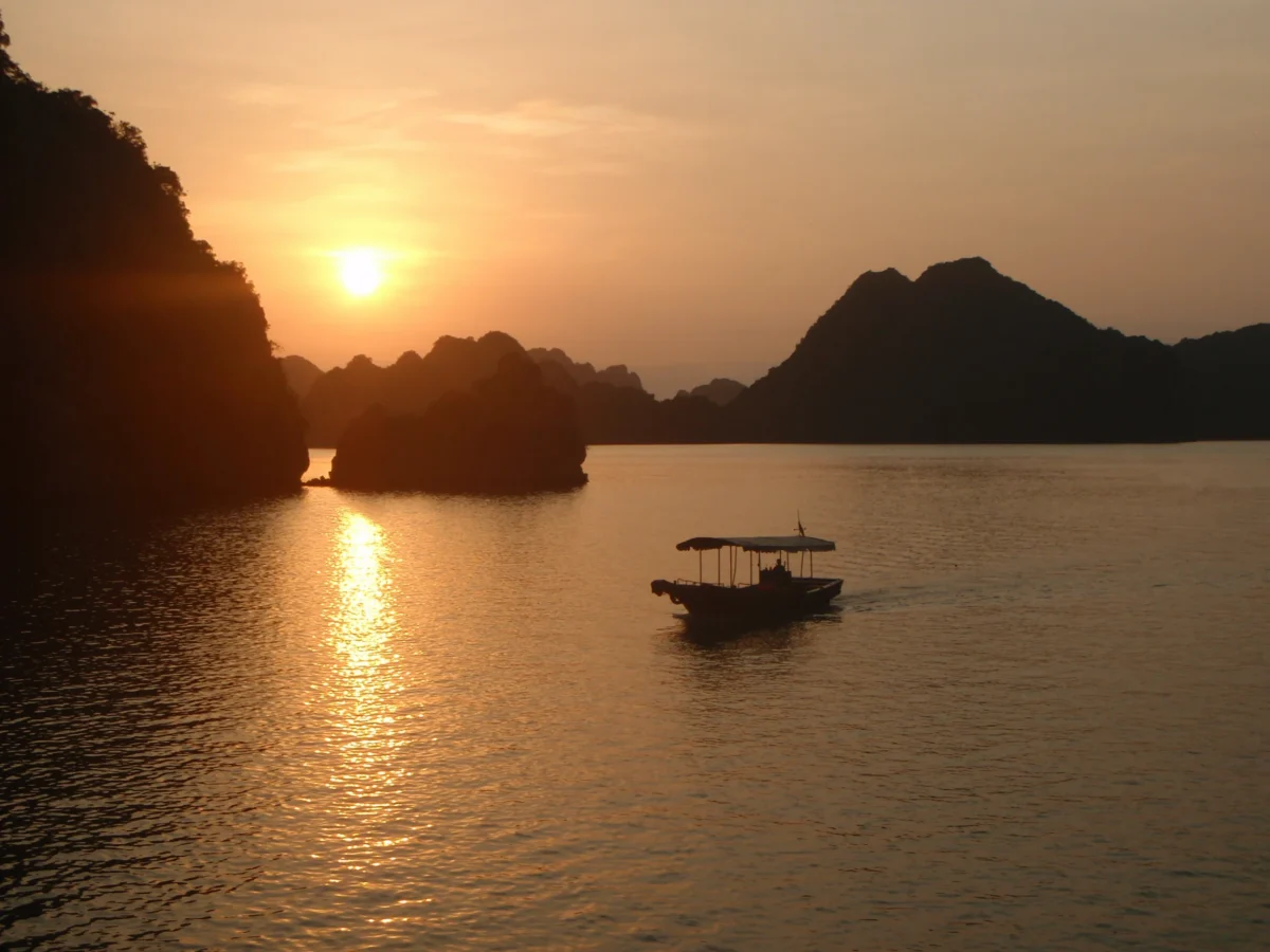 Západ slnka nad Halong Bay – Vietnam