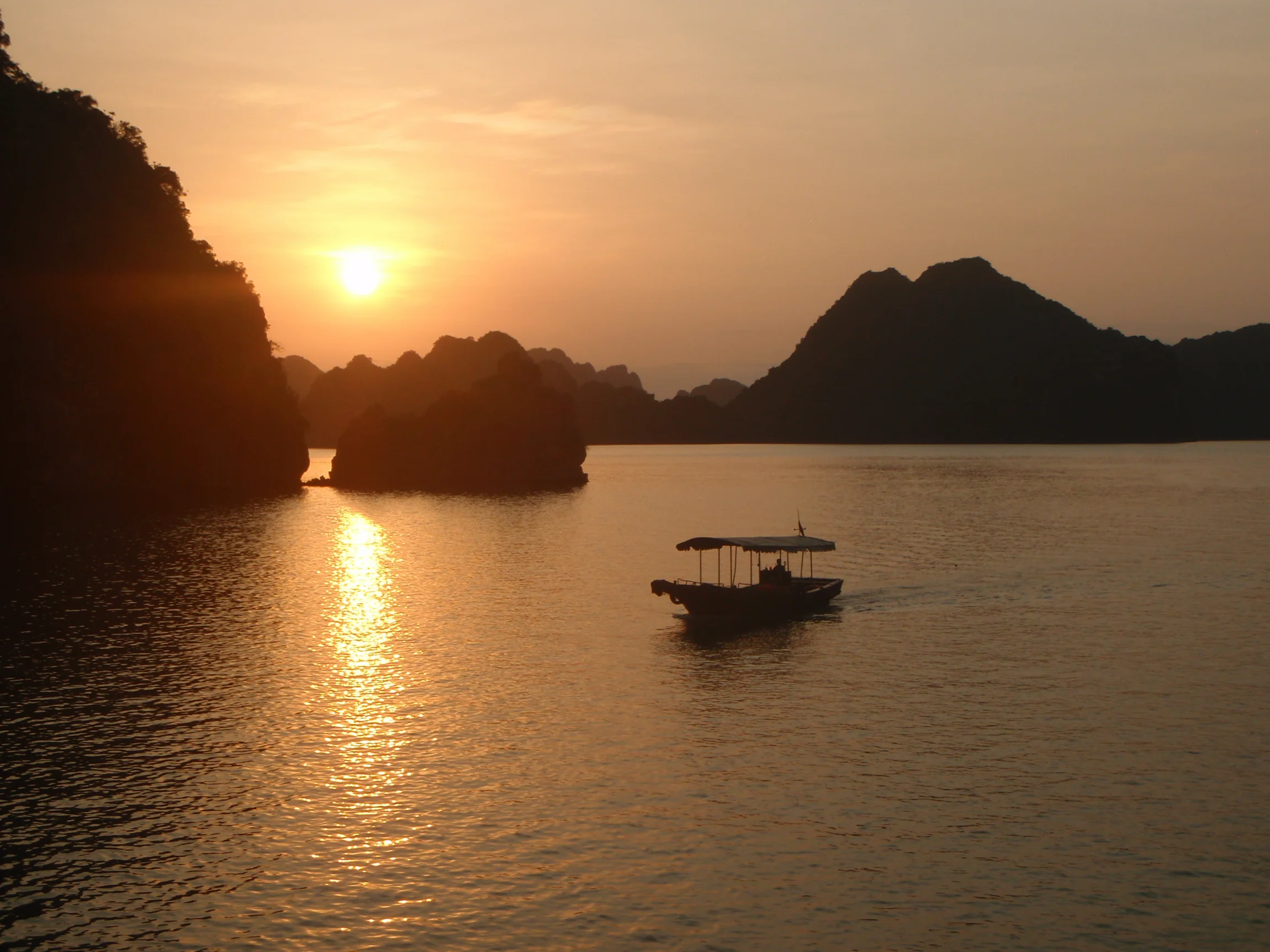 Západ slnka nad Halong Bay – Vietnam
