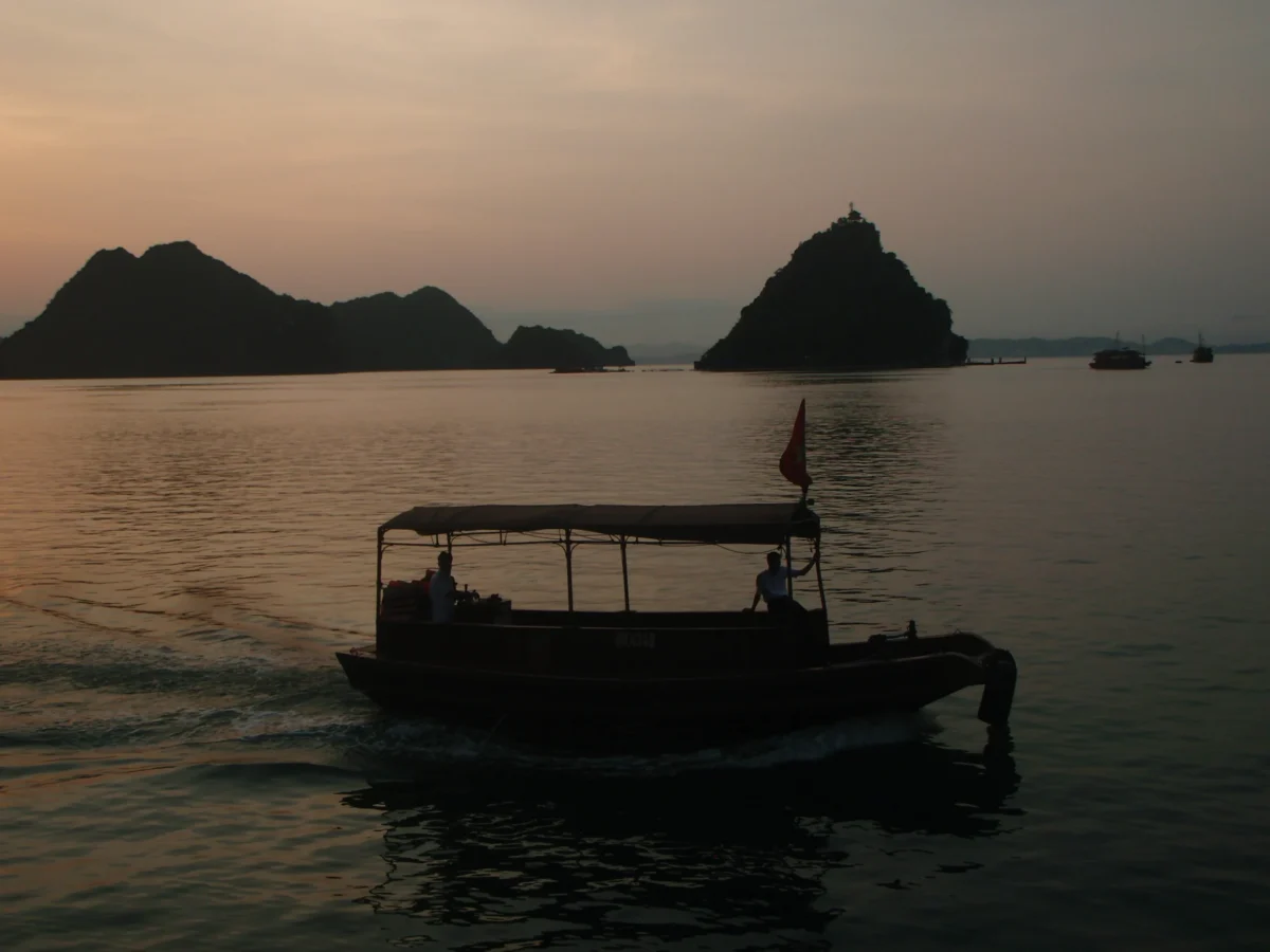 Loď pri západe slnka – Halong Bay, Vietnam