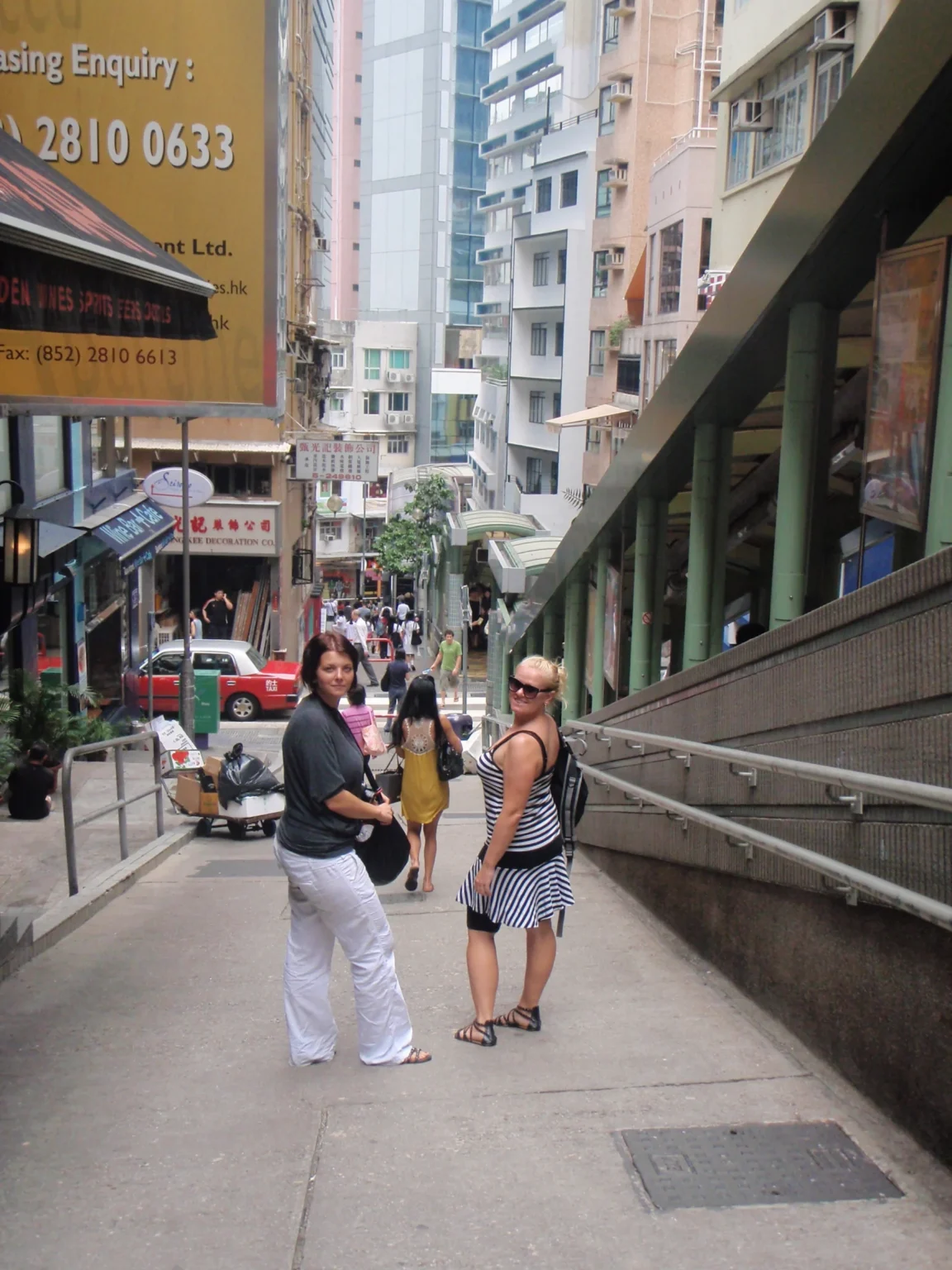Nákupná ulica plná ľudí – Hongkong