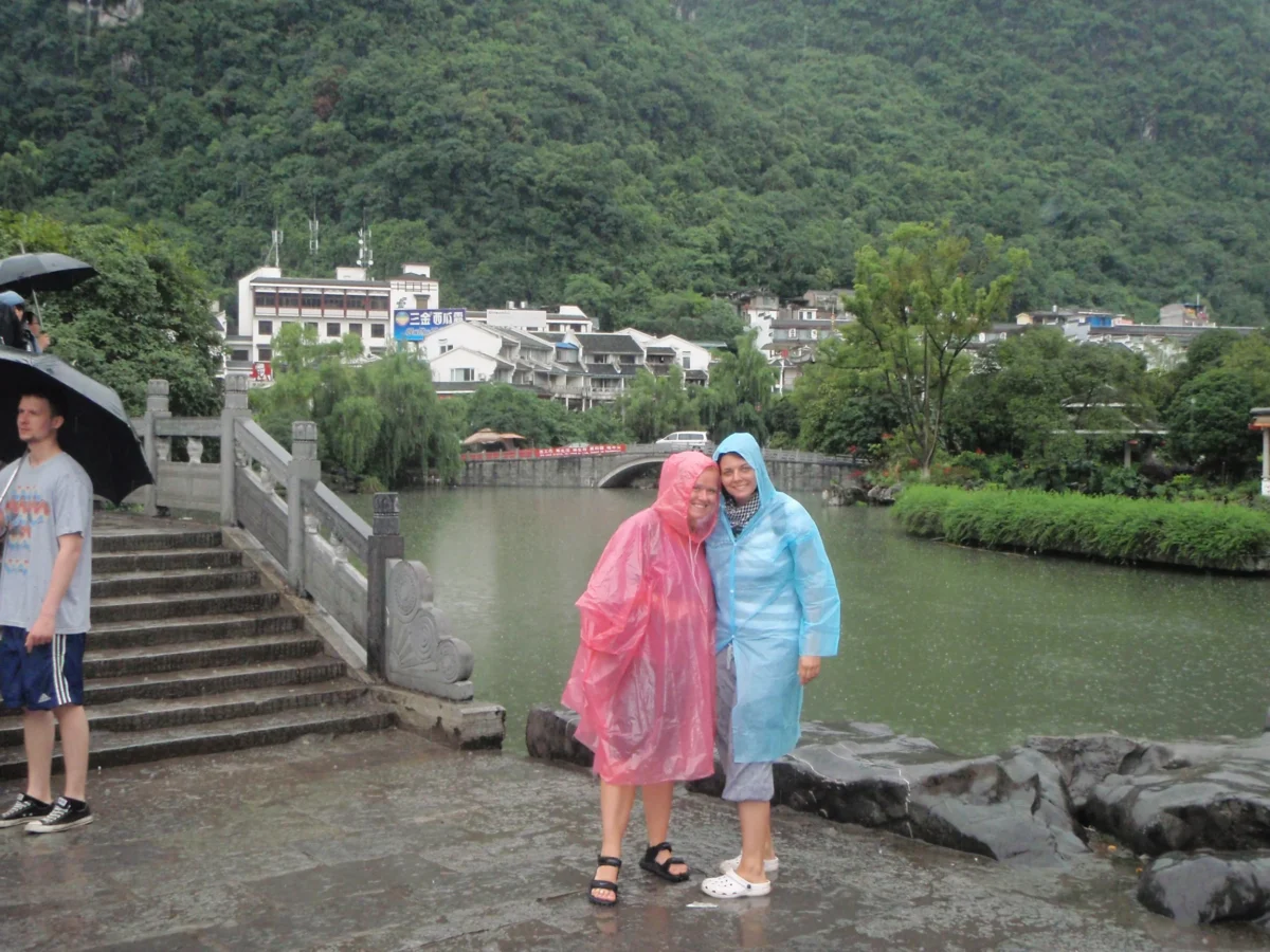 Schody pri rieke v daždi – Yangshuo, Čína