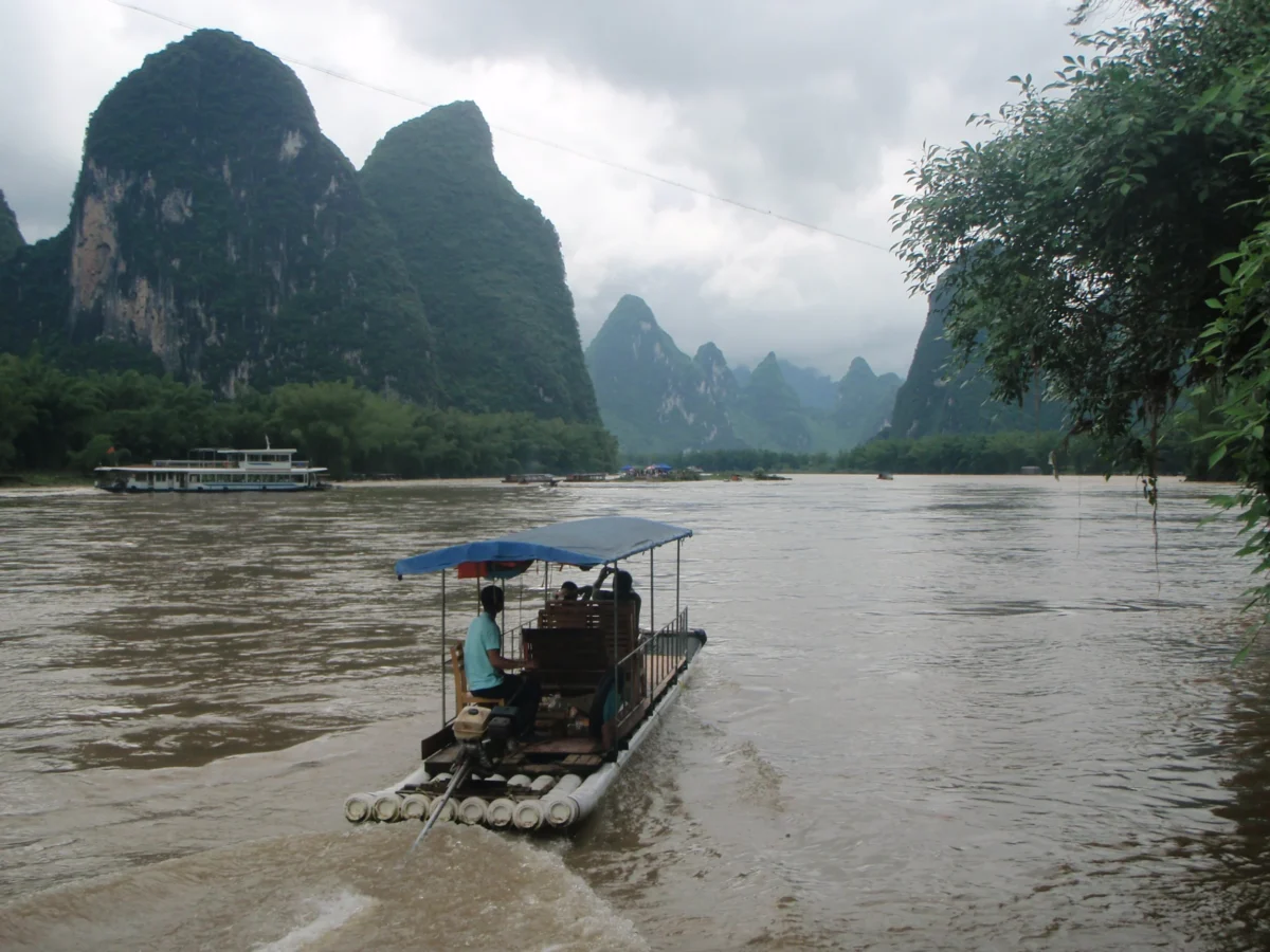 Bambusová loď na rieke Li – Yangshuo, Čína