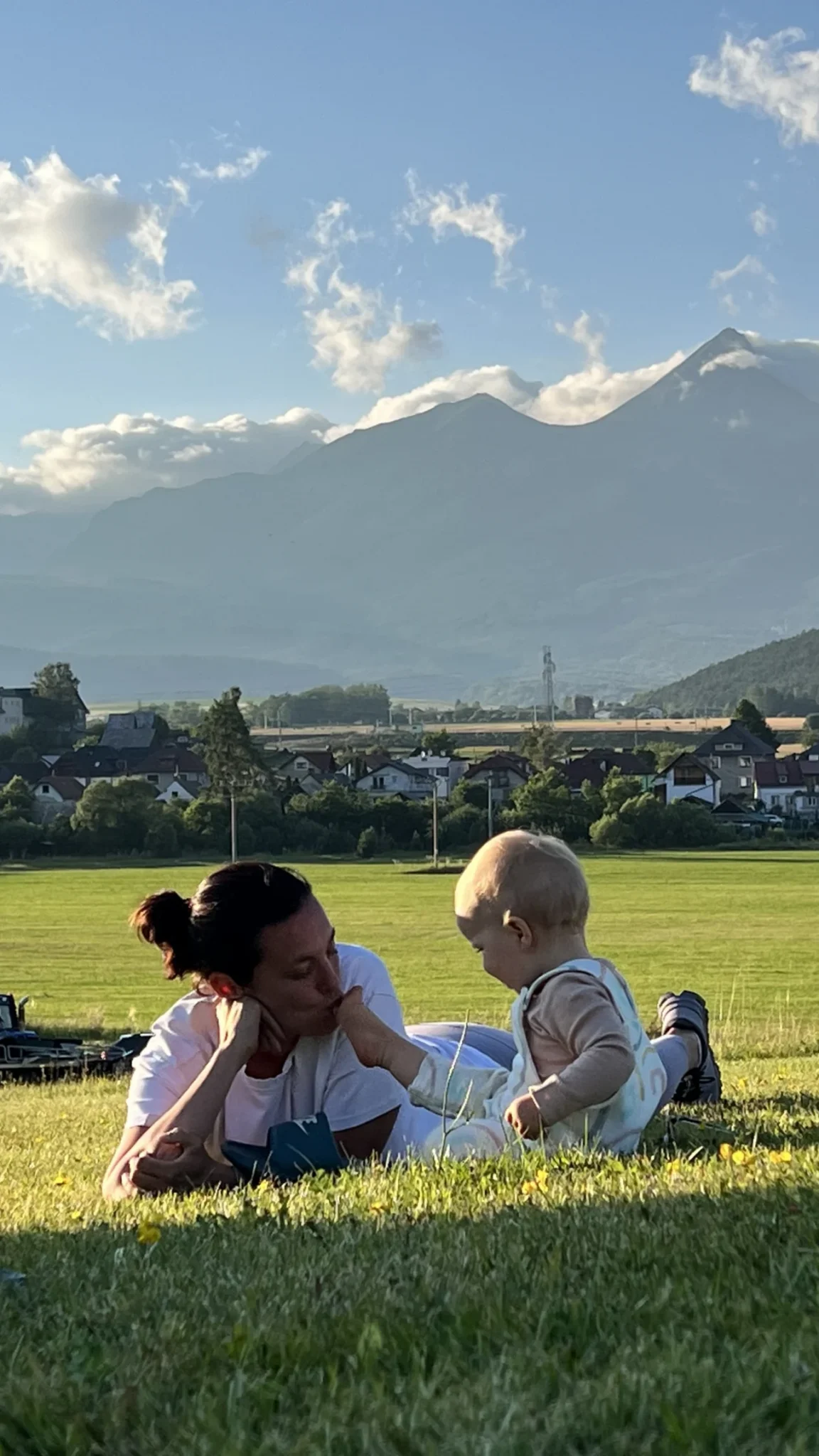 Mamka a Emma na lúke pod Tatrami